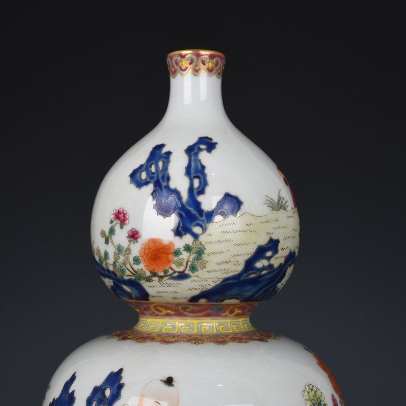 Qing Dynasty Qianlong pastel Jia Chang cockfighting character gourd vase