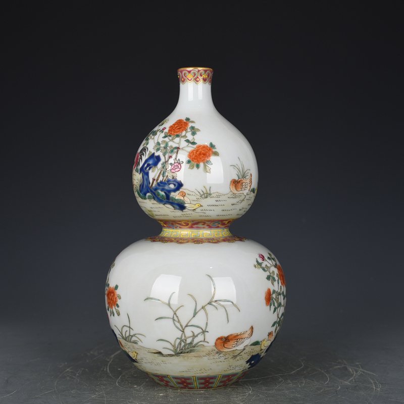 Qing Dynasty Qianlong pastel Jia Chang cockfighting character gourd vase
