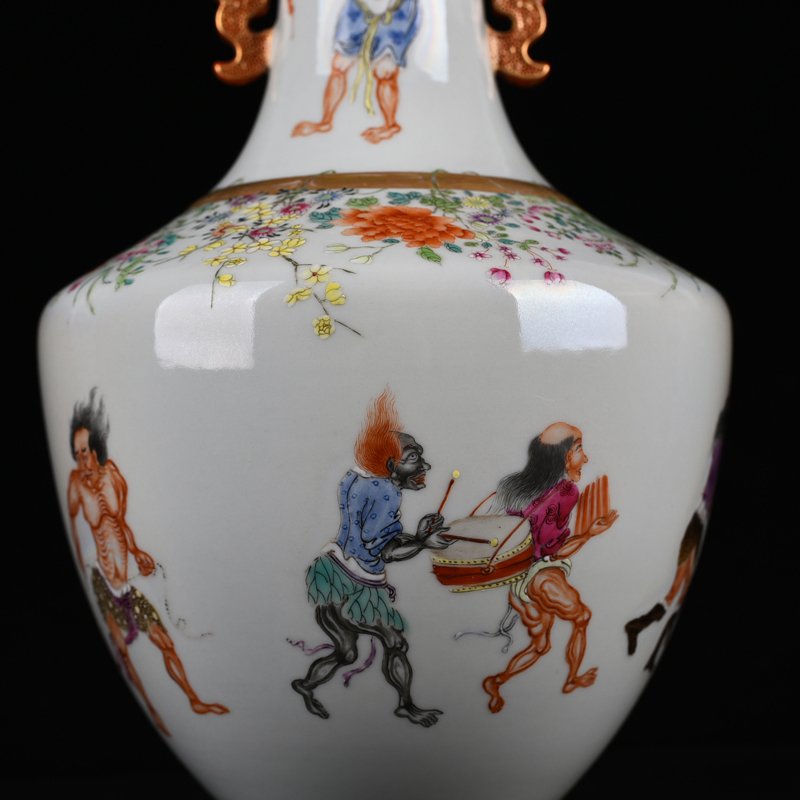 Qing Dynasty Qianlong pastel Zhong Kui married his sister’s character story amphora
