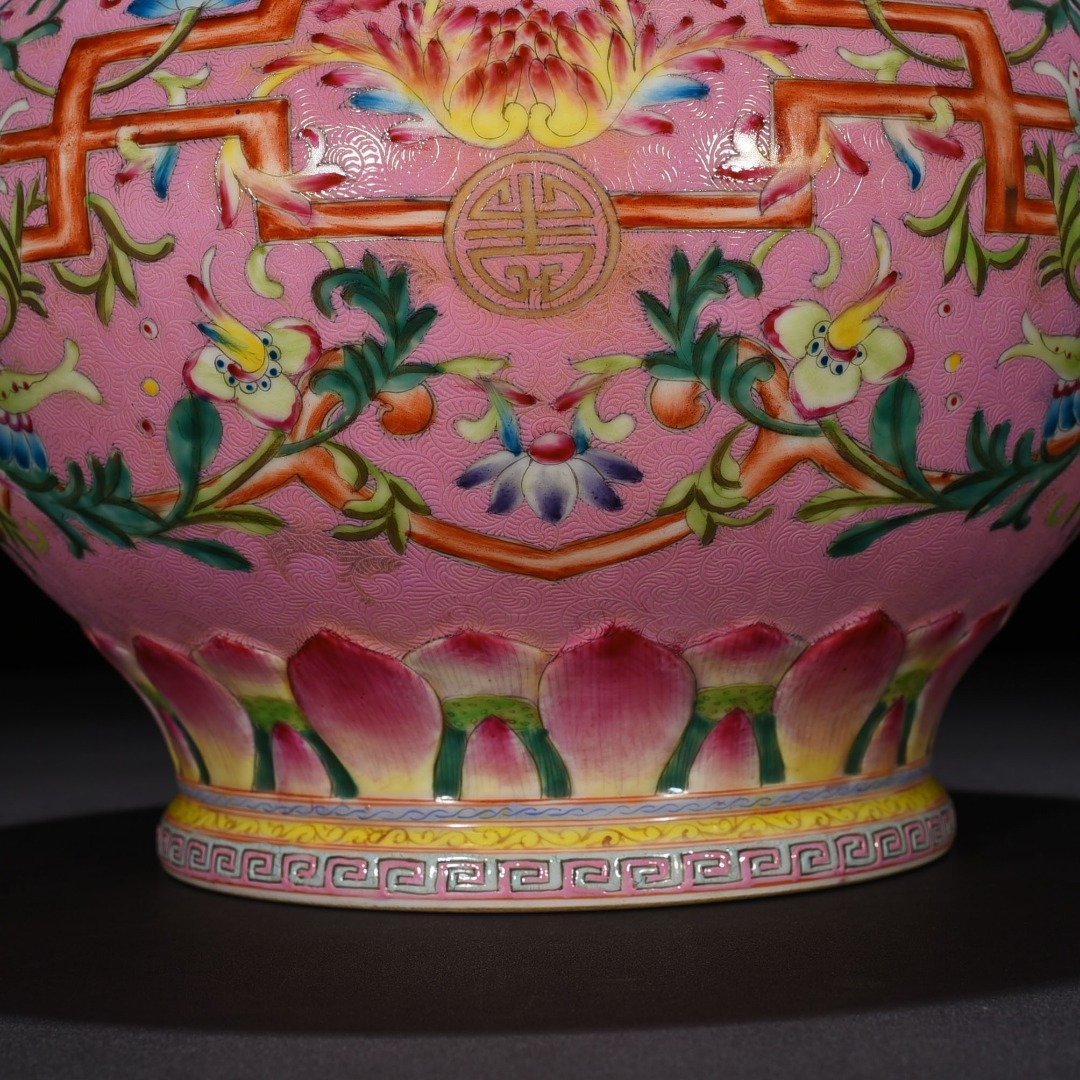 Qing Dynasty Qianlong period of the pink ground-rolled famille rose flower pattern swallow jar