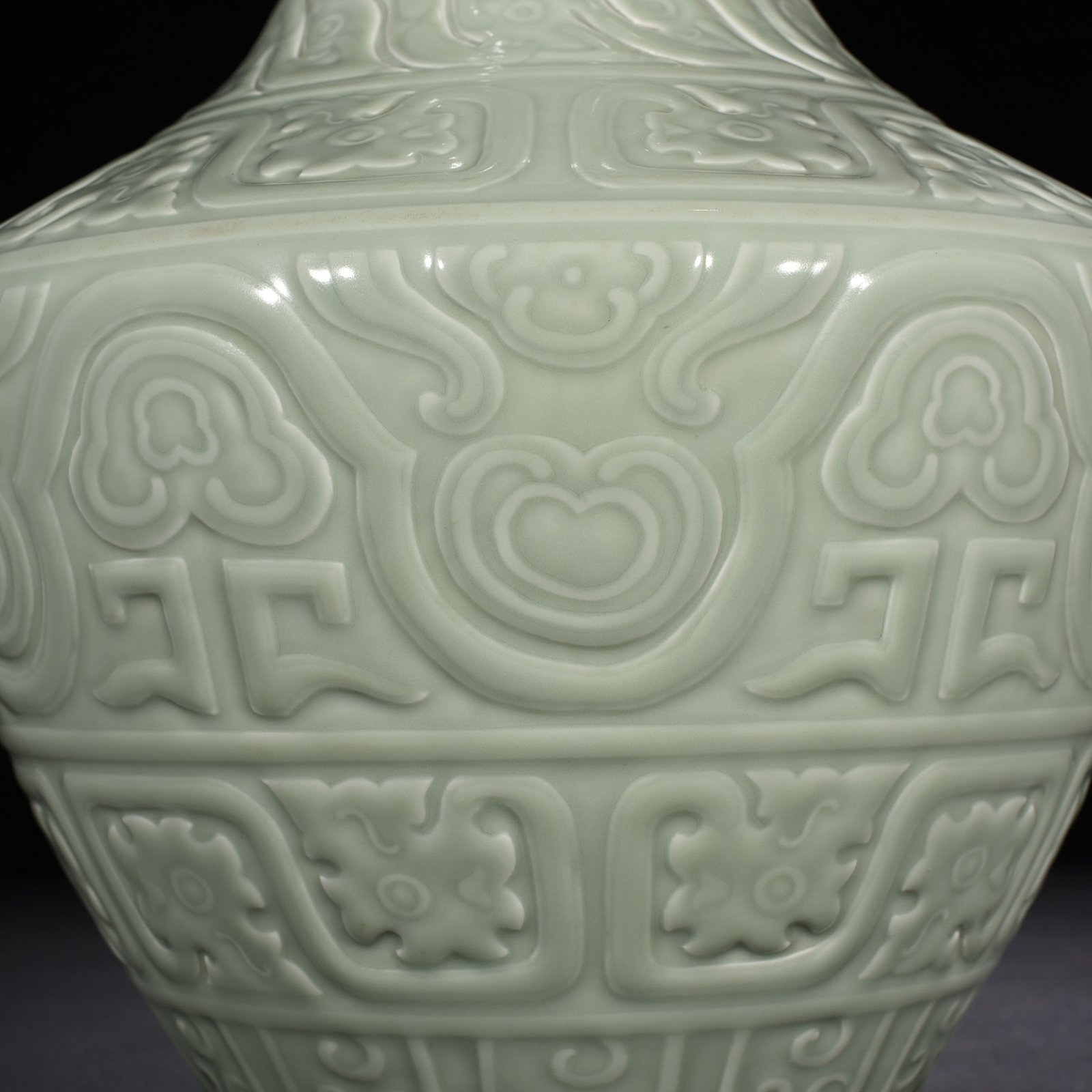 Qing Dynasty Qianlong pink celadon glaze engraved antique Kui dragon pattern Lei style statue