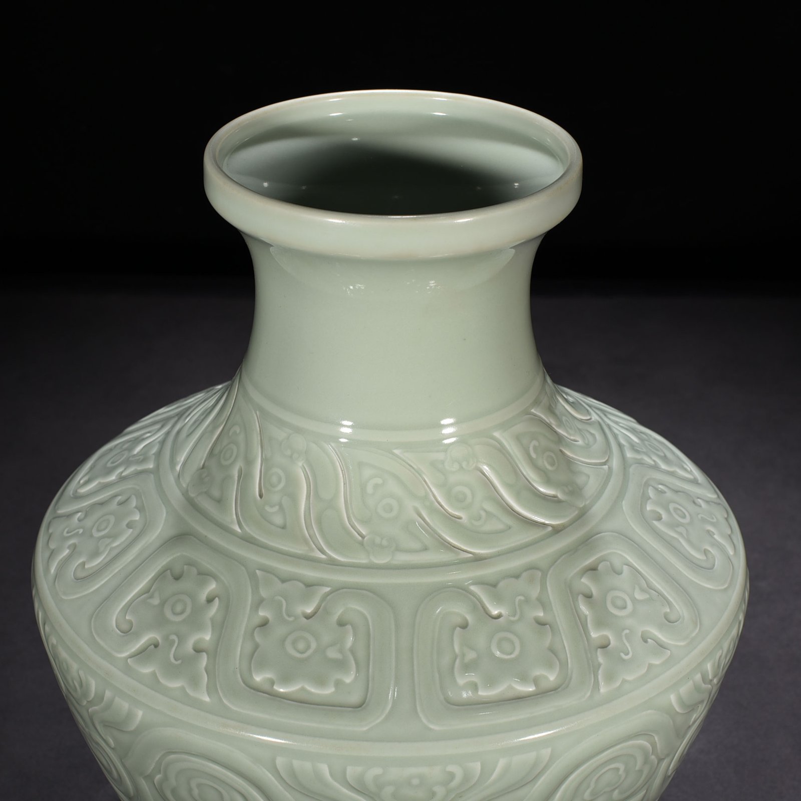 Qing Dynasty Qianlong pink celadon glaze engraved antique Kui dragon pattern Lei style statue