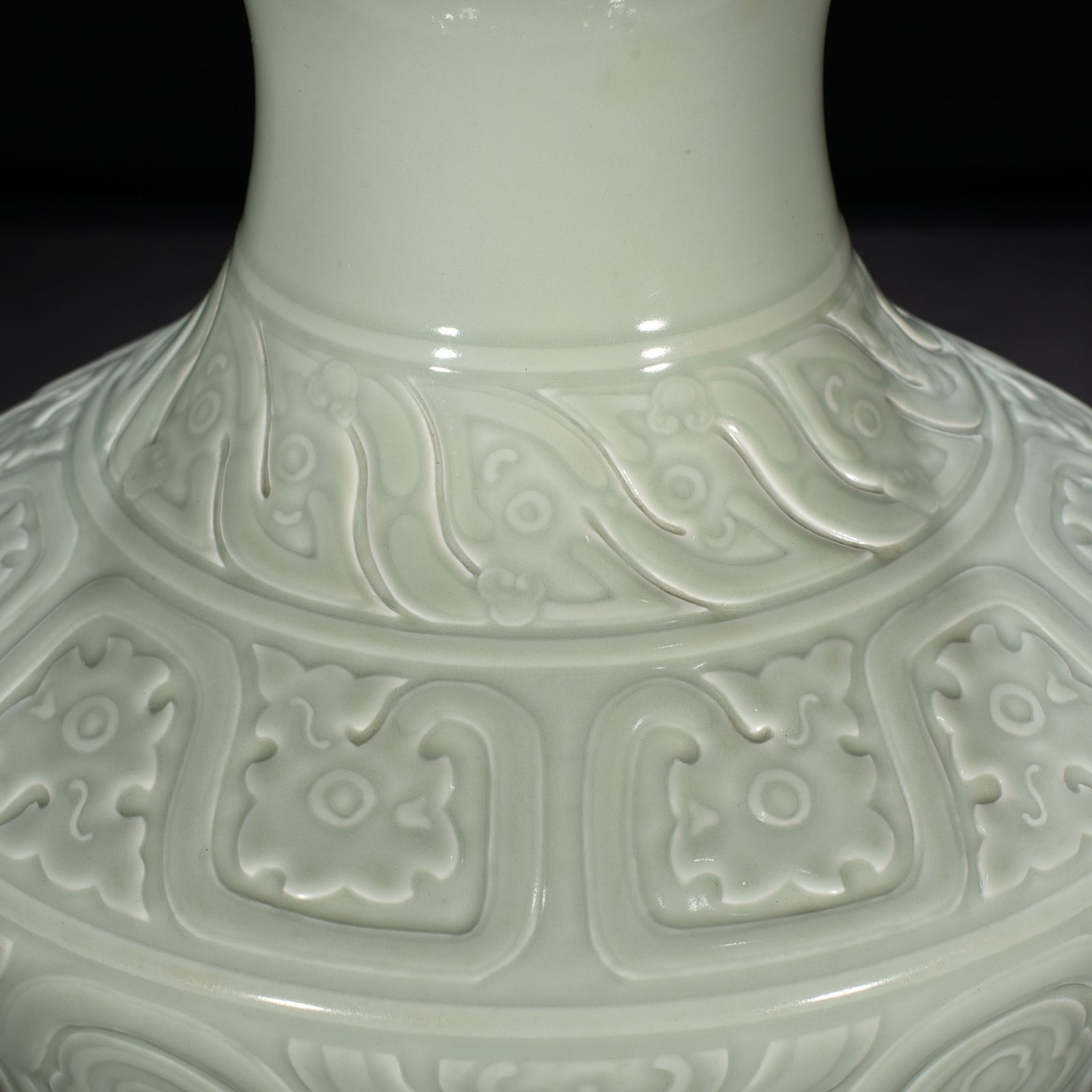 Qing Dynasty Qianlong pink celadon glaze engraved antique Kui dragon pattern Lei style statue