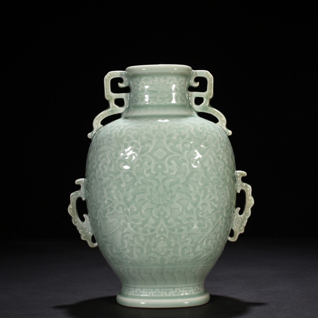 Qing Dynasty Qianlong pink celadon glaze flat vase