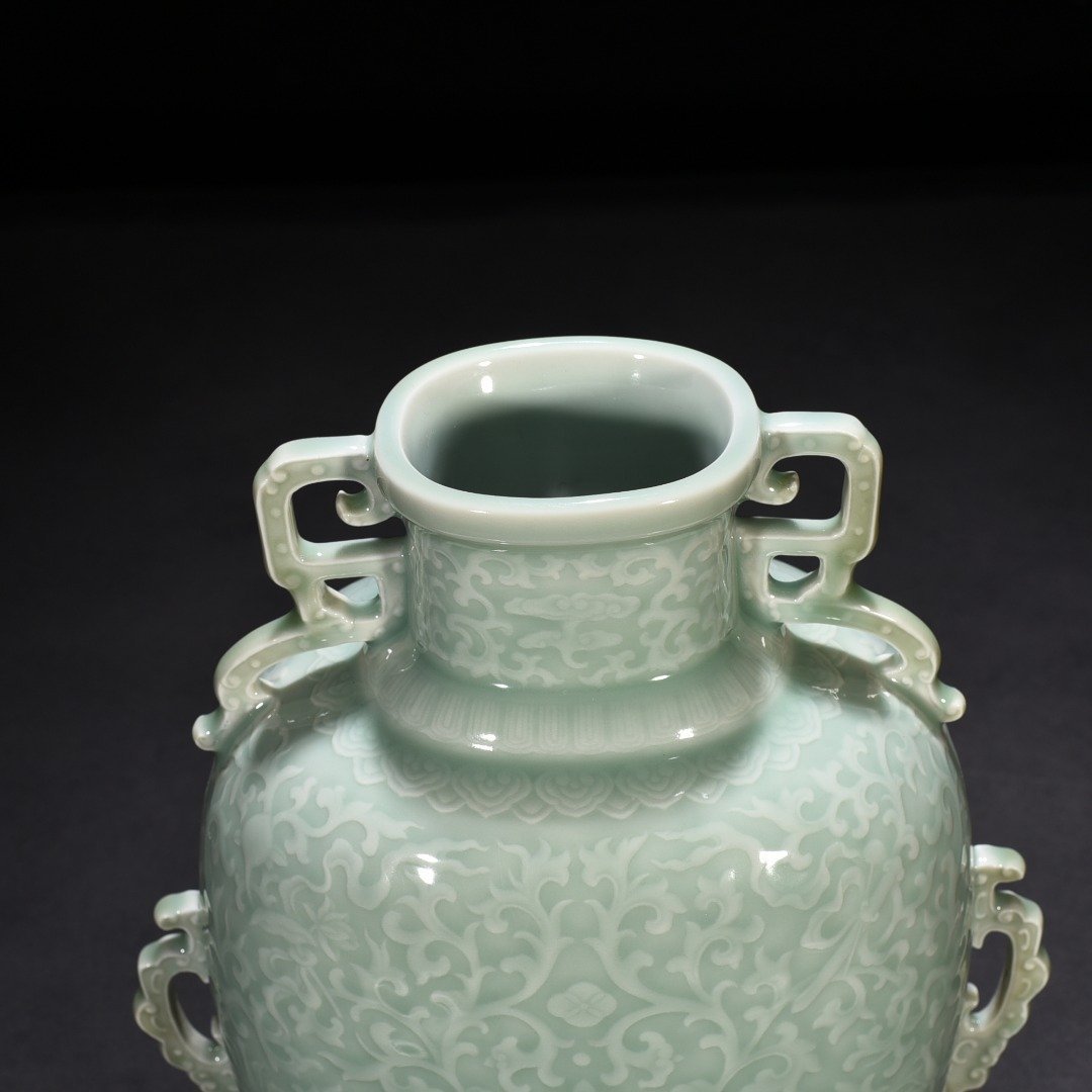 Qing Dynasty Qianlong pink celadon glaze flat vase