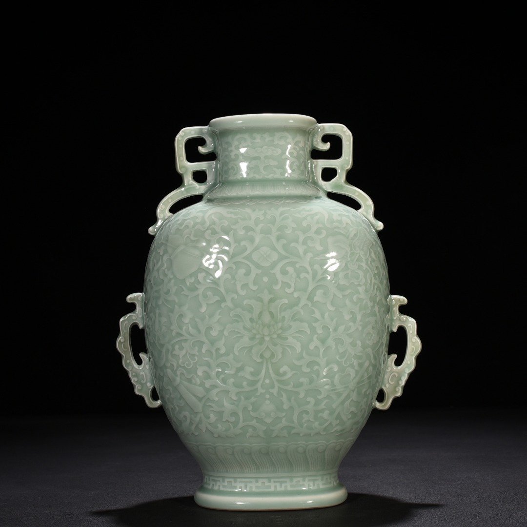 Qing Dynasty Qianlong pink celadon glaze flat vase