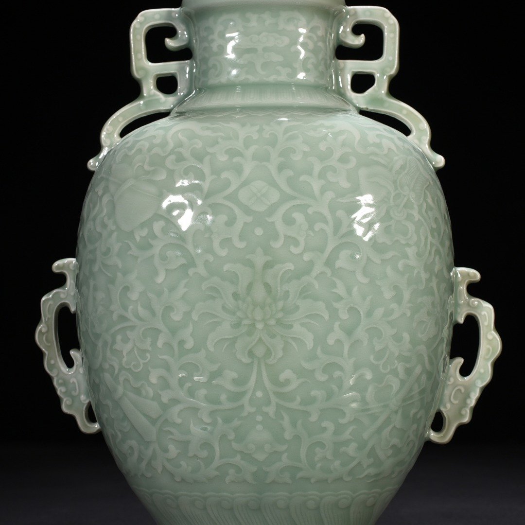 Qing Dynasty Qianlong pink celadon glaze flat vase