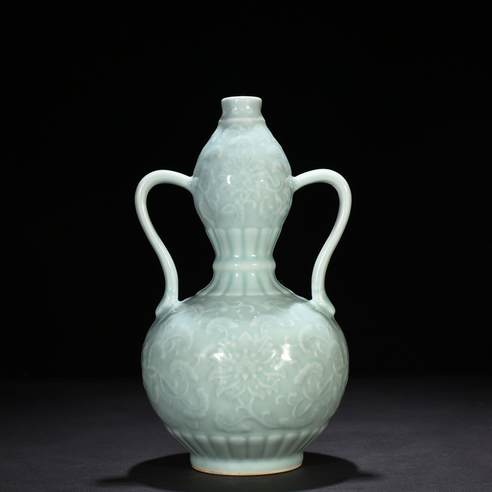 Qing Dynasty Qianlong pink-green glaze carved lotus pattern Ruyi ear gourd vase