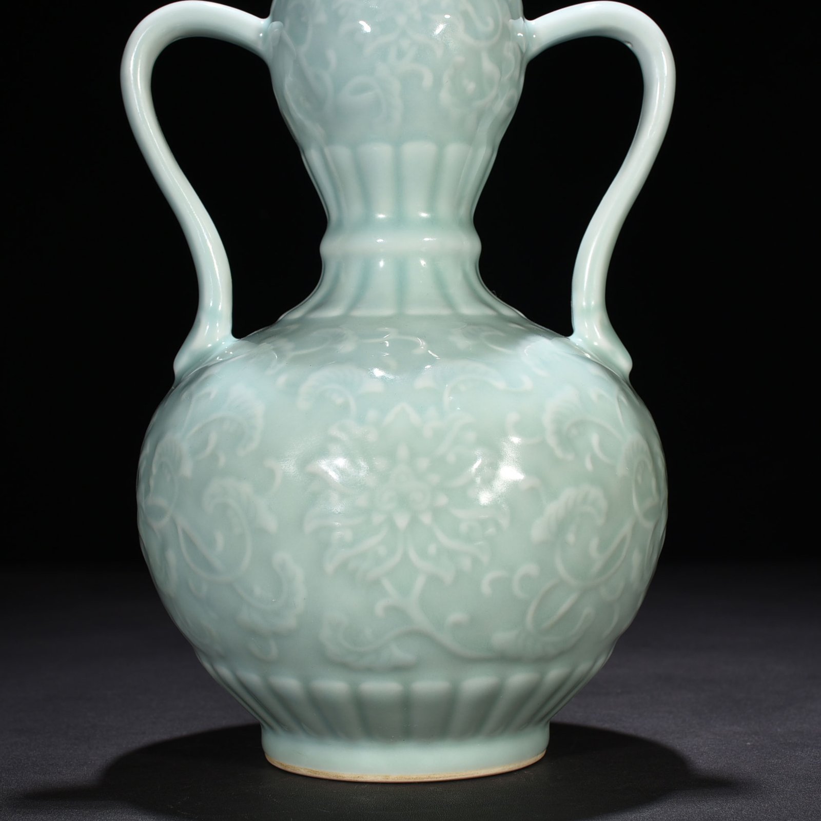 Qing Dynasty Qianlong pink-green glaze carved lotus pattern Ruyi ear gourd vase