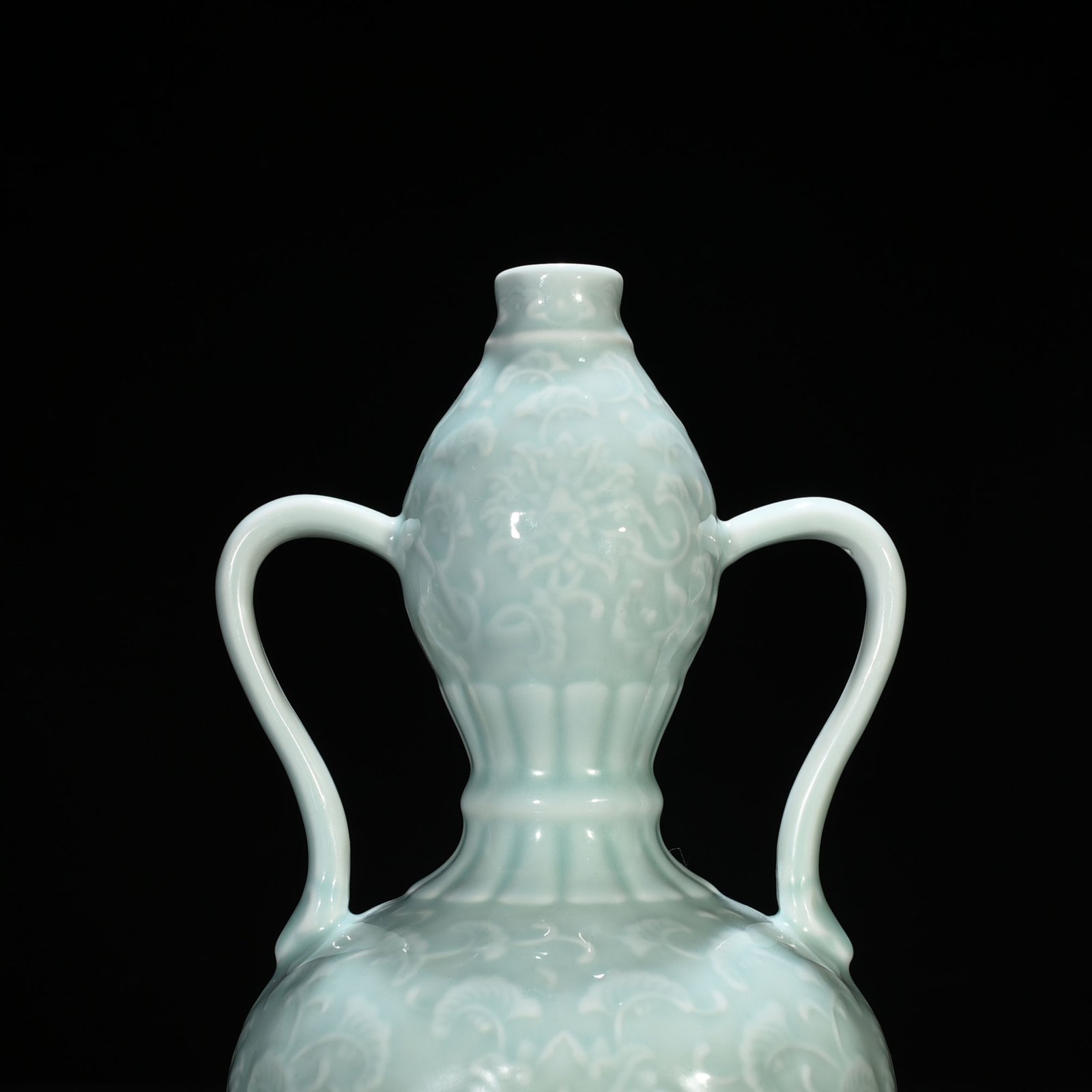 Qing Dynasty Qianlong pink-green glaze carved lotus pattern Ruyi ear gourd vase