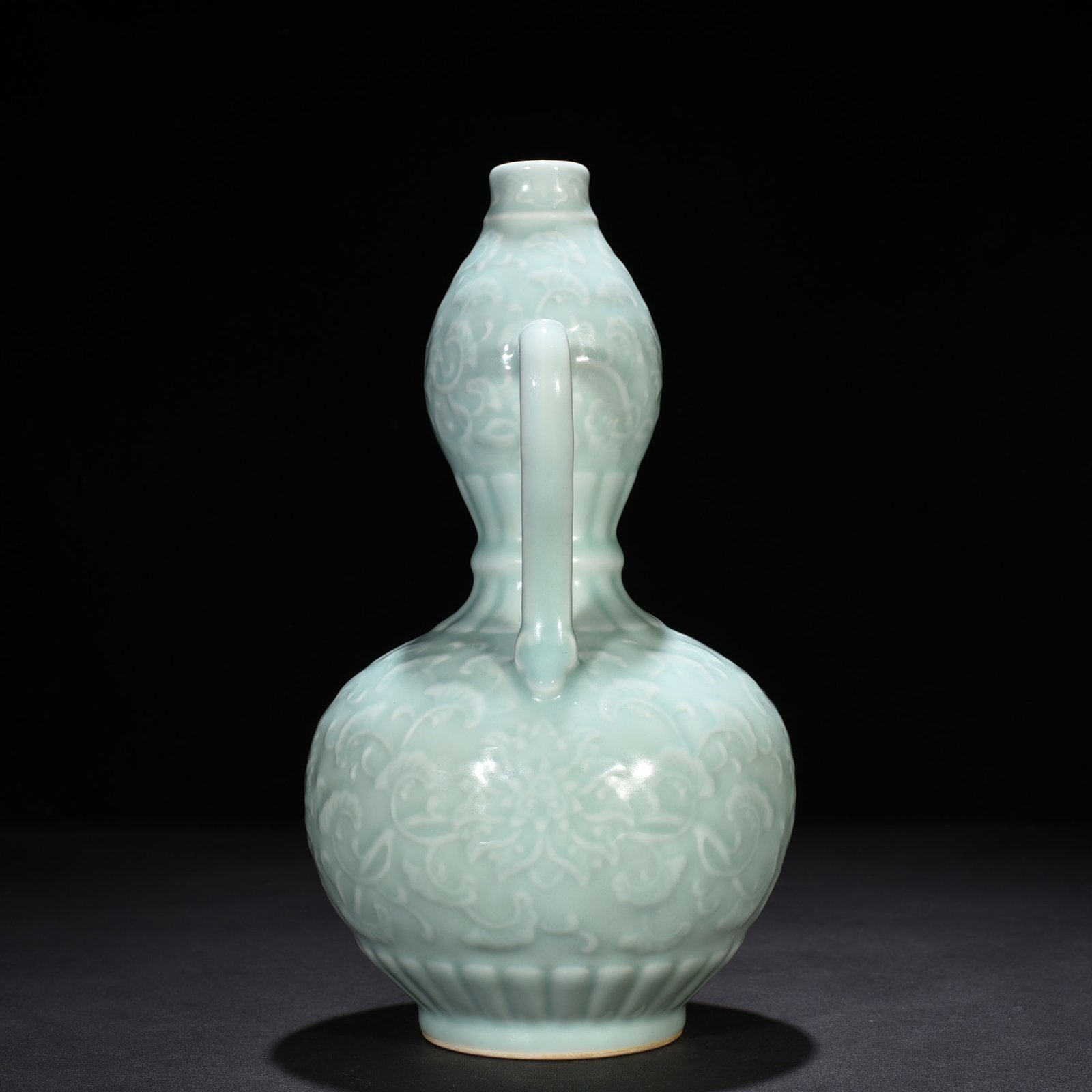 Qing Dynasty Qianlong pink-green glaze carved lotus pattern Ruyi ear gourd vase