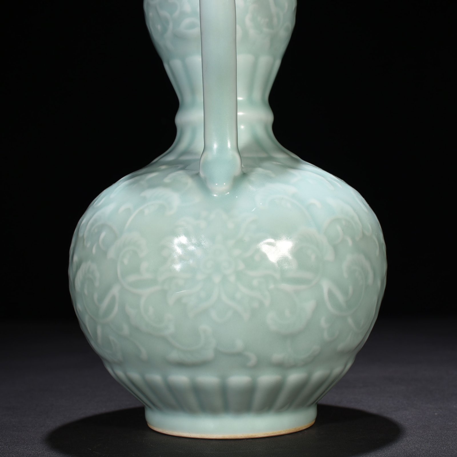 Qing Dynasty Qianlong pink-green glaze carved lotus pattern Ruyi ear gourd vase
