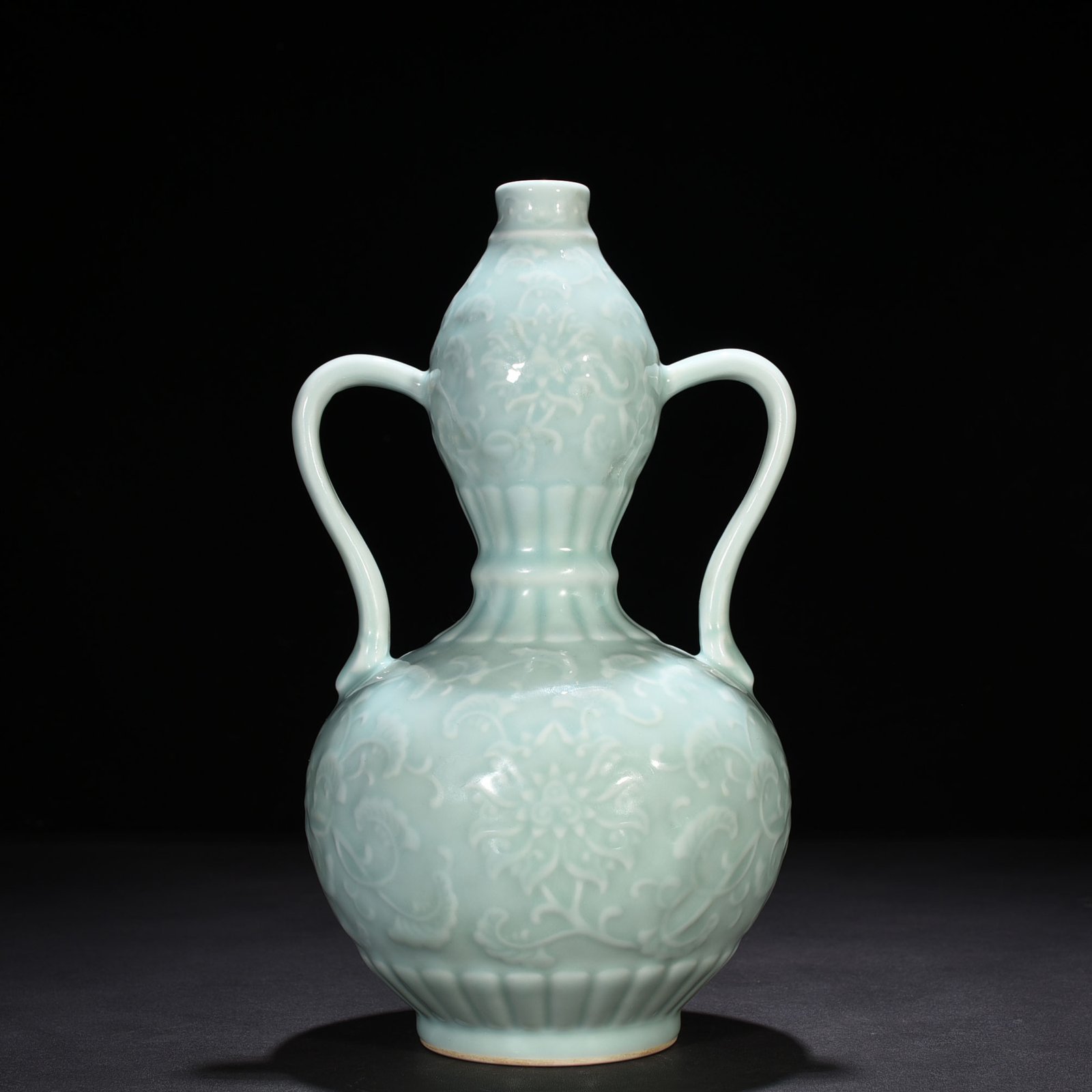 Qing Dynasty Qianlong pink-green glaze carved lotus pattern Ruyi ear gourd vase