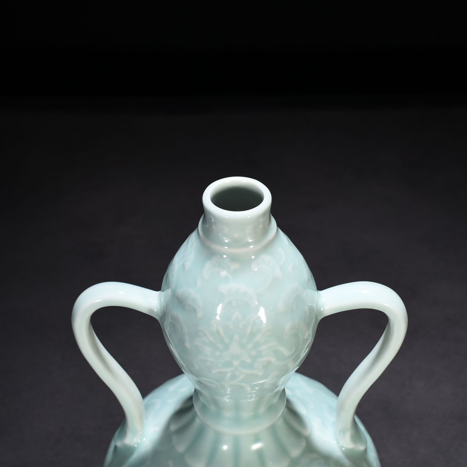 Qing Dynasty Qianlong pink-green glaze carved lotus pattern Ruyi ear gourd vase