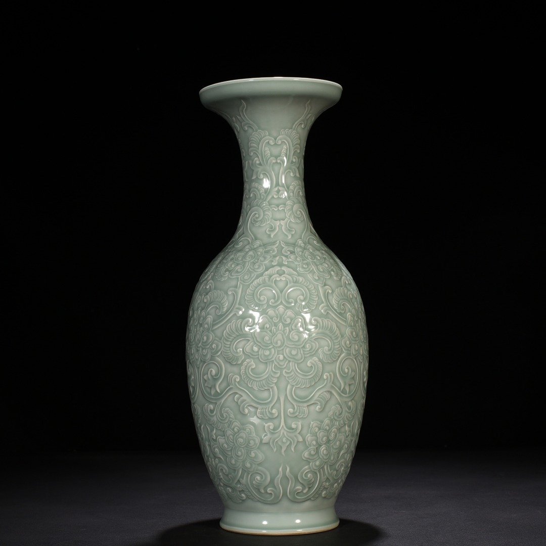 Qing Dynasty Qianlong pink celadon glaze plate-mouth vase