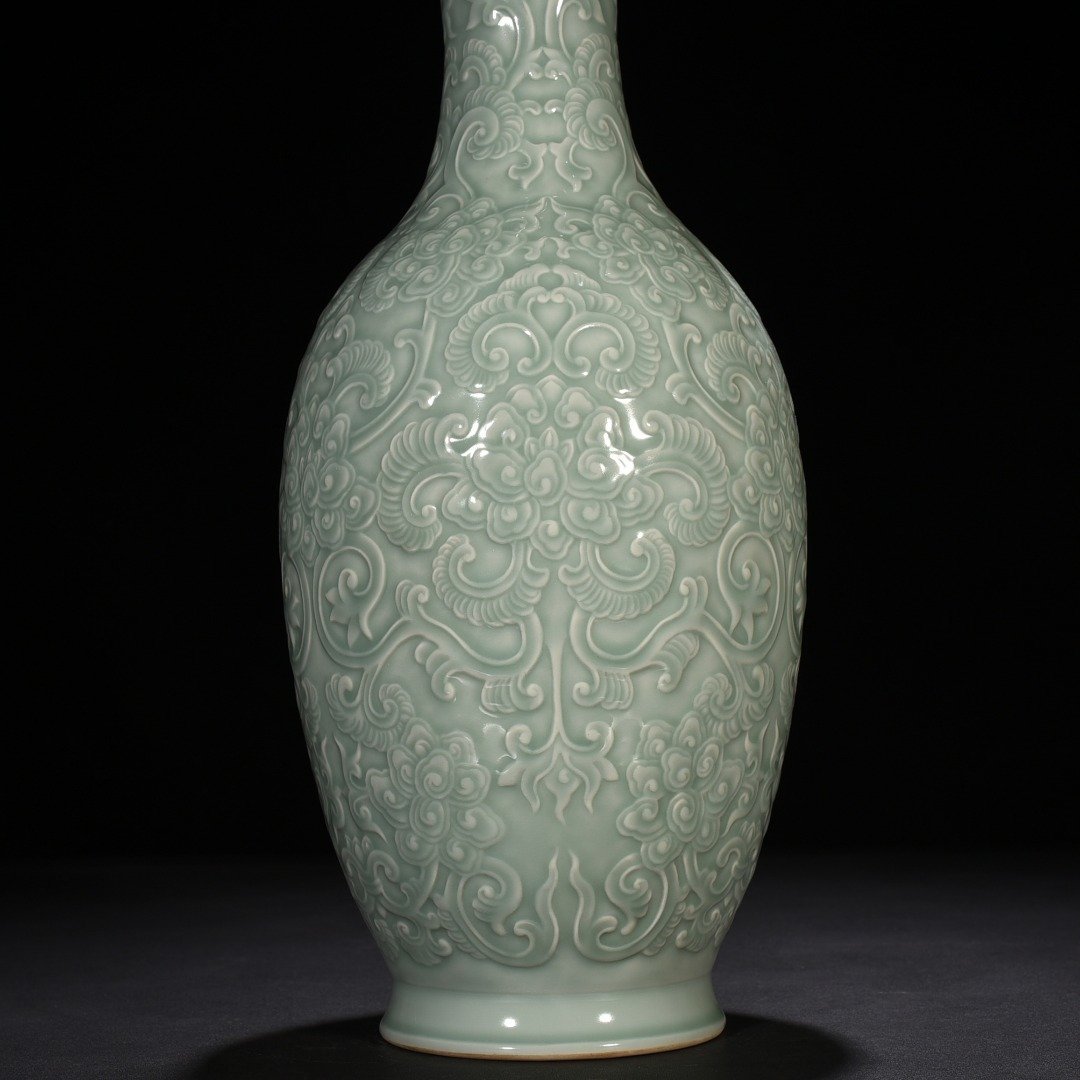 Qing Dynasty Qianlong pink celadon glaze plate-mouth vase