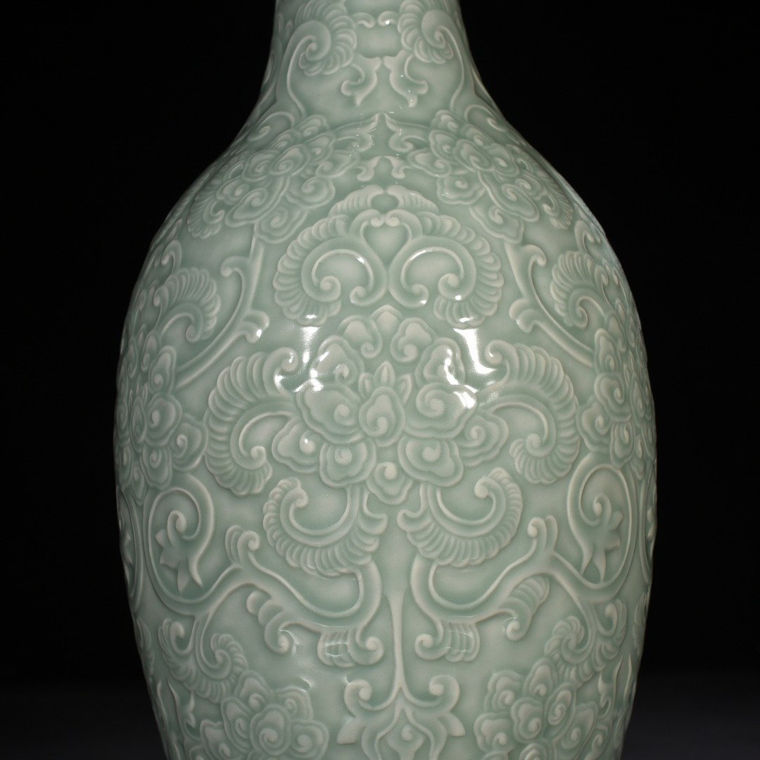 Qing Dynasty Qianlong pink celadon glaze plate-mouth vase