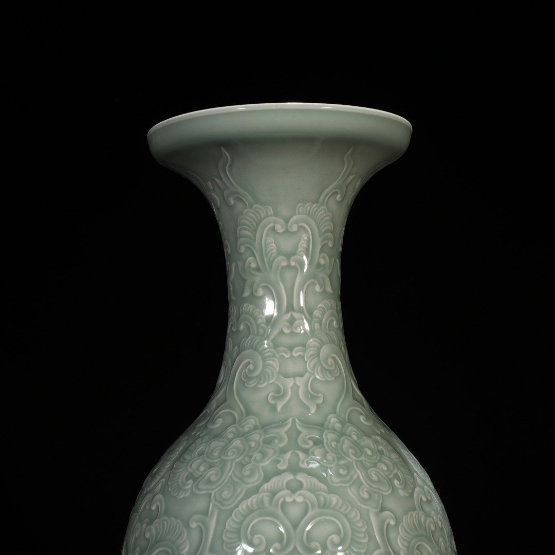 Qing Dynasty Qianlong pink celadon glaze plate-mouth vase
