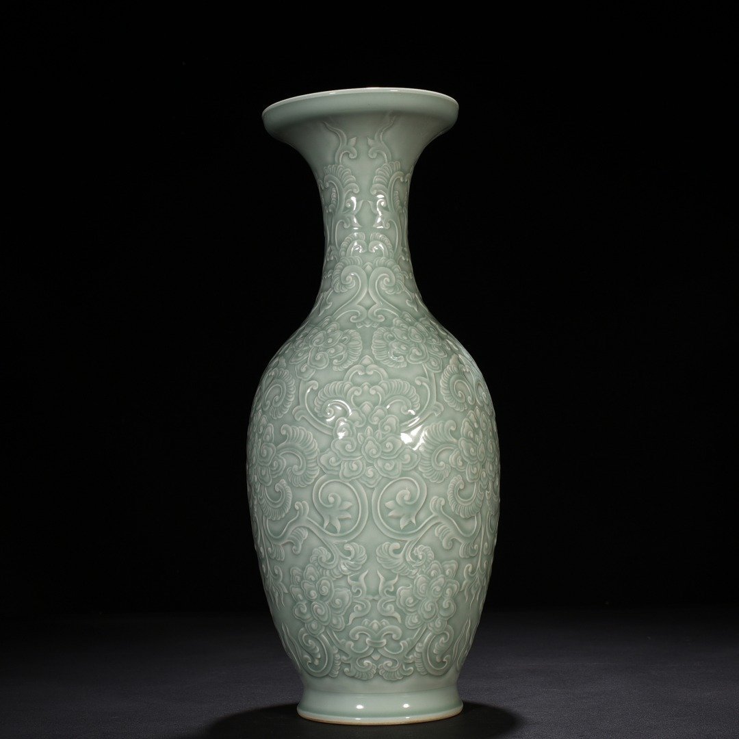 Qing Dynasty Qianlong pink celadon glaze plate-mouth vase