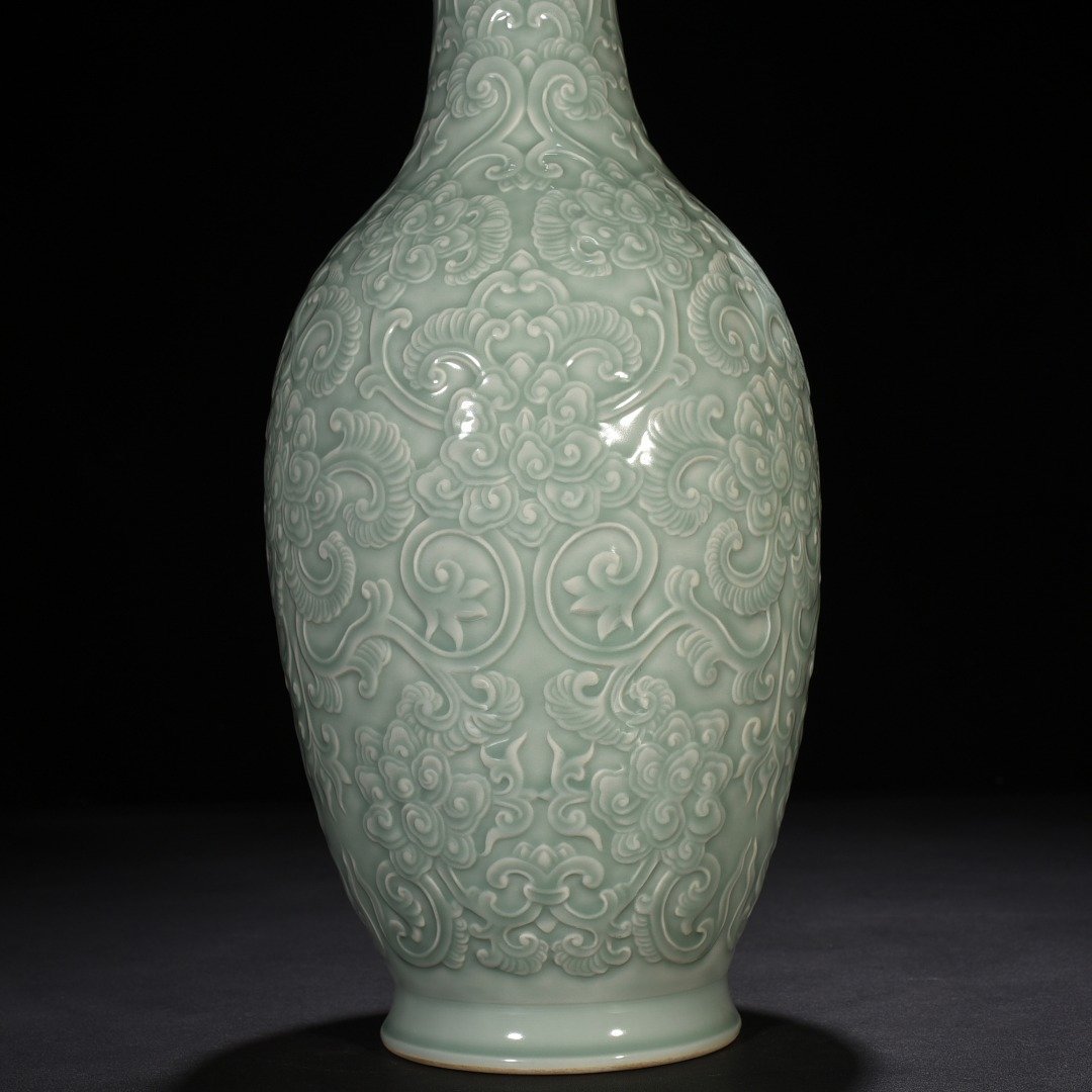 Qing Dynasty Qianlong pink celadon glaze plate-mouth vase