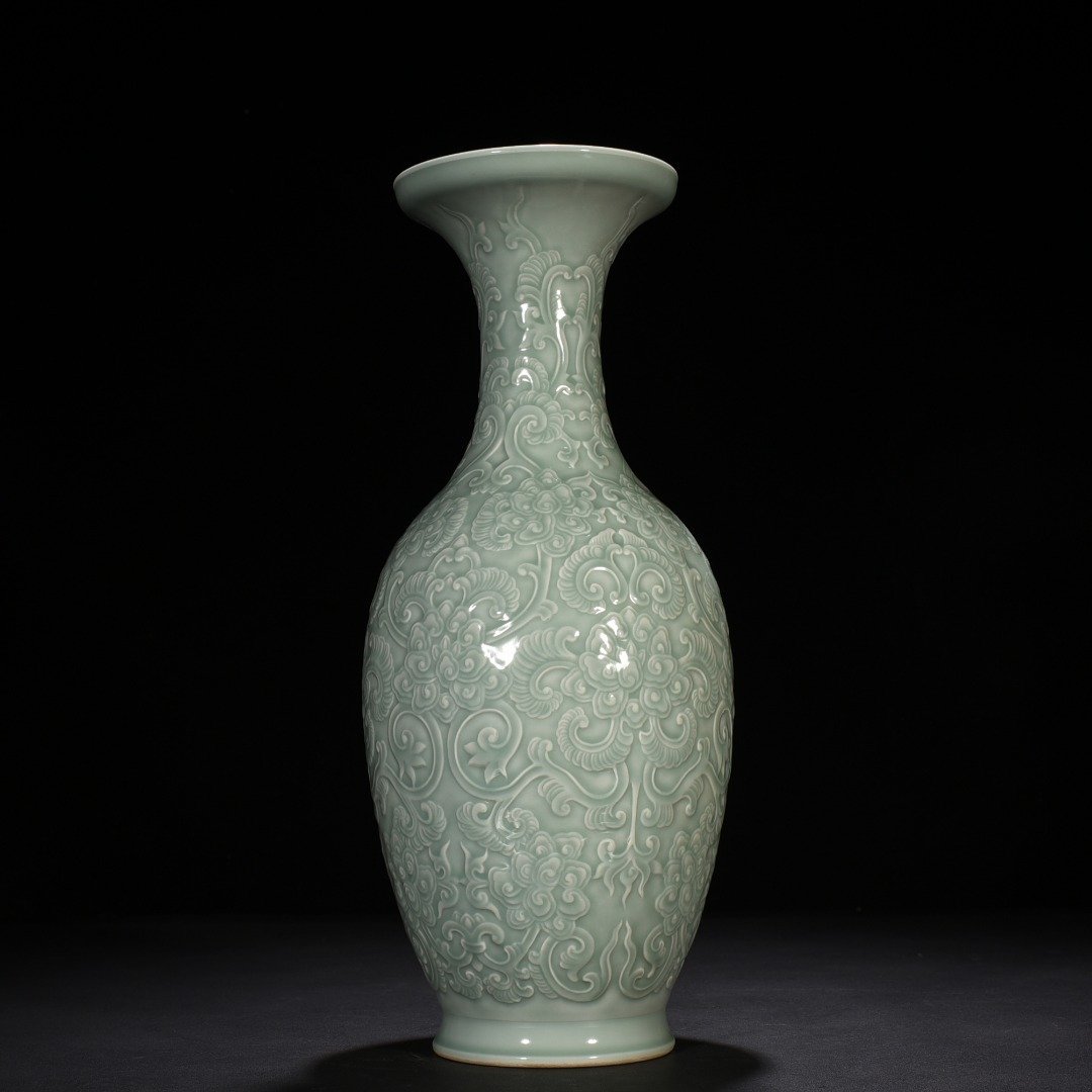 Qing Dynasty Qianlong pink celadon glaze plate-mouth vase