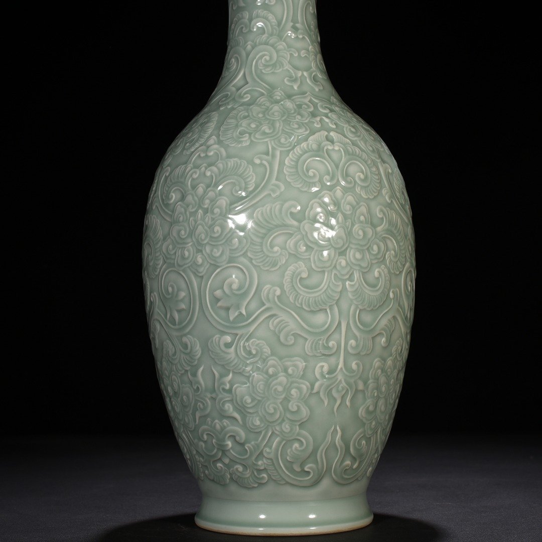 Qing Dynasty Qianlong pink celadon glaze plate-mouth vase