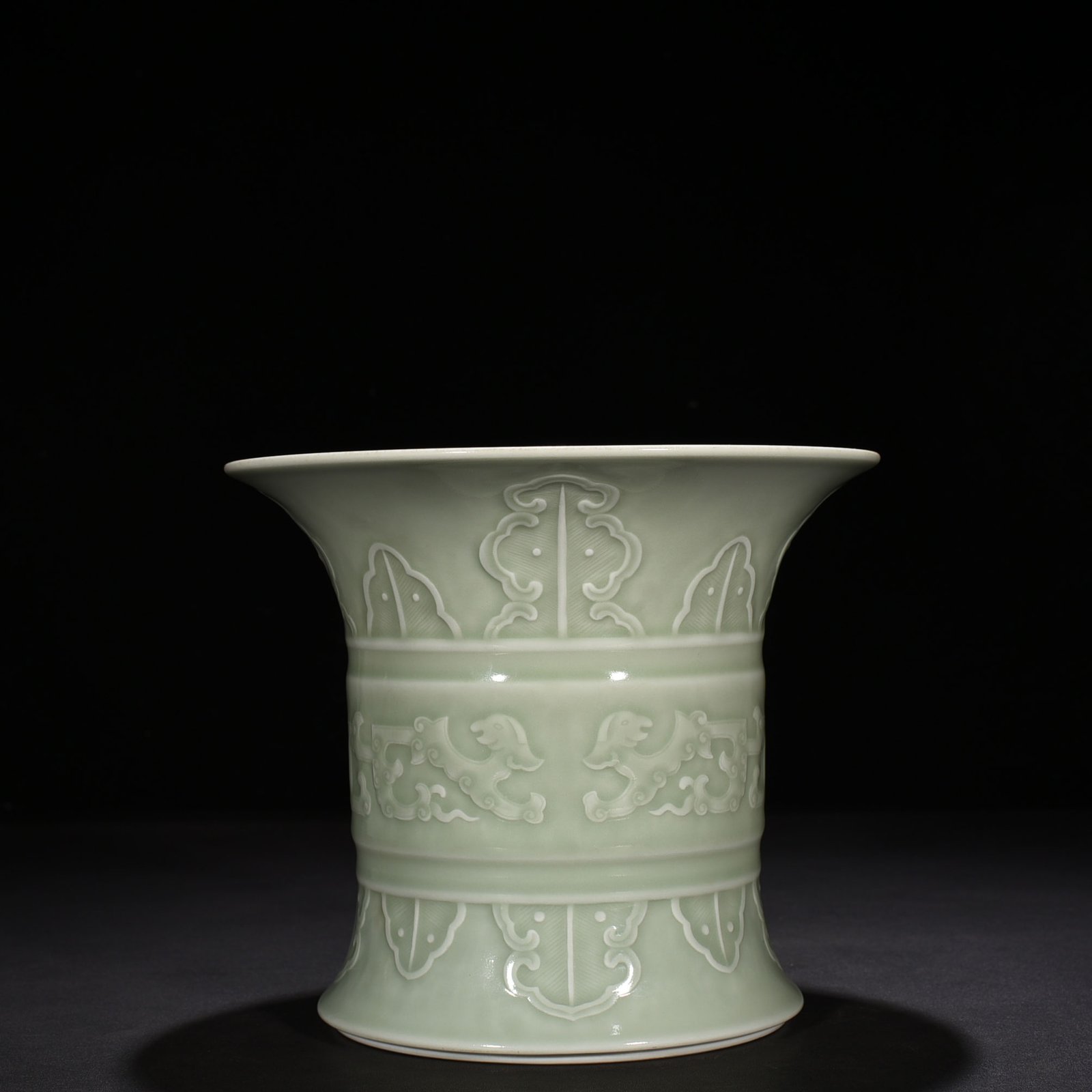 Qing Dynasty Qianlong pink celadon glaze engraved chilong pattern girdle pen holder