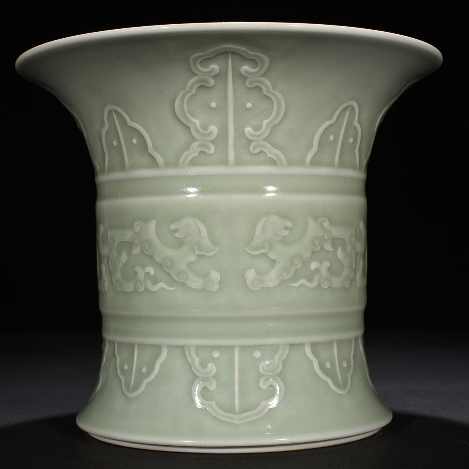 Qing Dynasty Qianlong pink celadon glaze engraved chilong pattern girdle pen holder