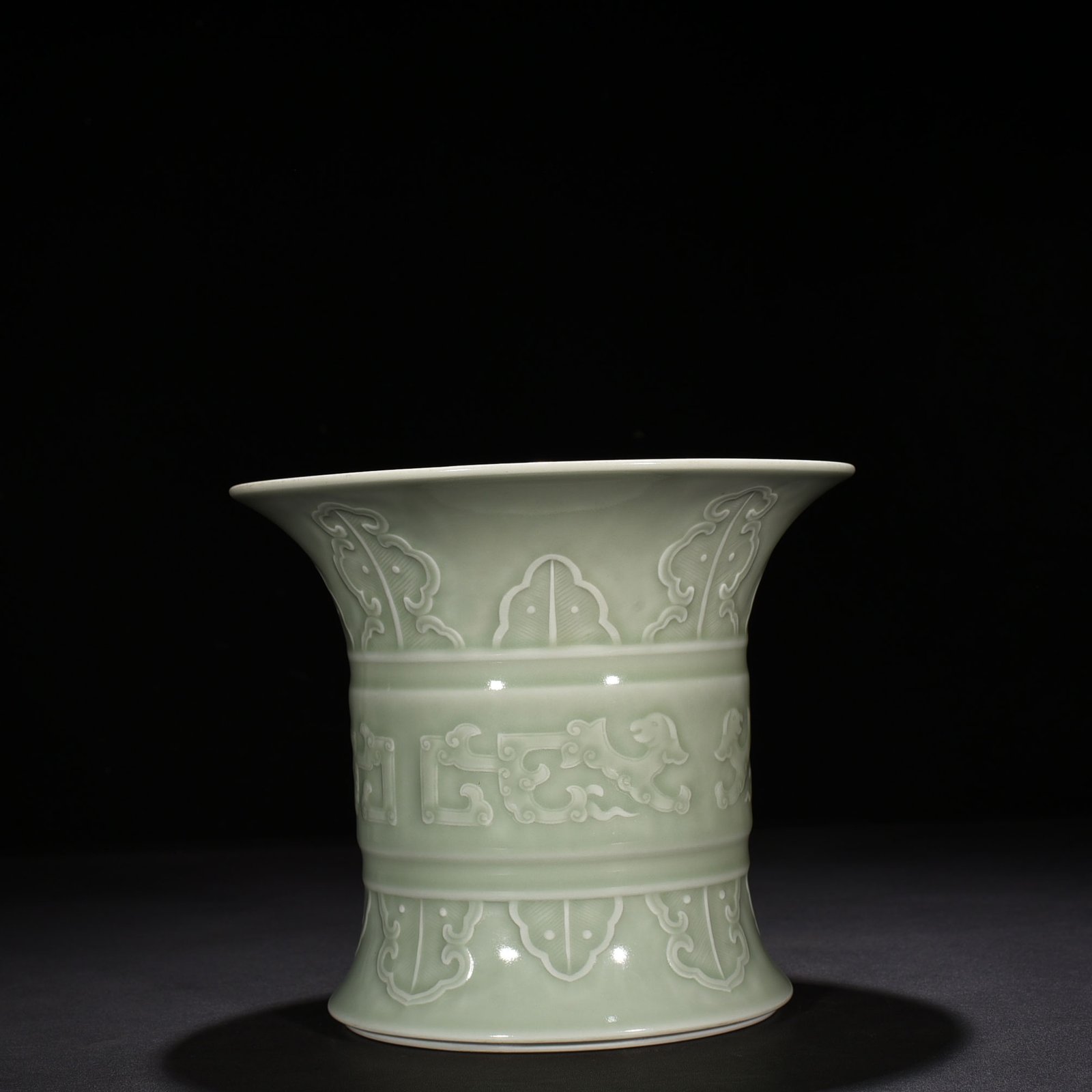Qing Dynasty Qianlong pink celadon glaze engraved chilong pattern girdle pen holder
