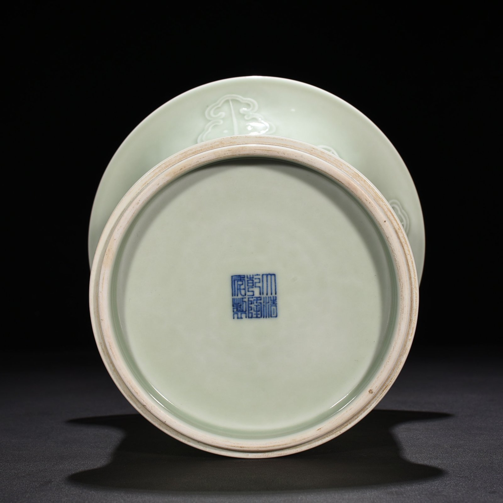 Qing Dynasty Qianlong pink celadon glaze engraved chilong pattern girdle pen holder