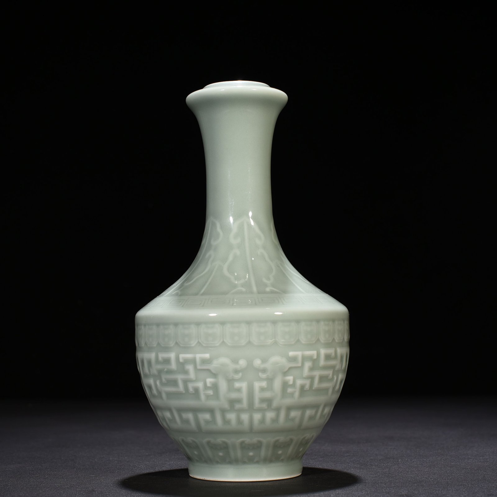 Qing Dynasty Qianlong pink celadon glaze vase