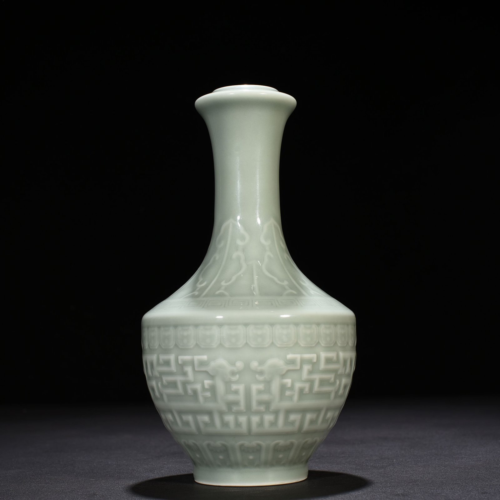 Qing Dynasty Qianlong pink celadon glaze vase