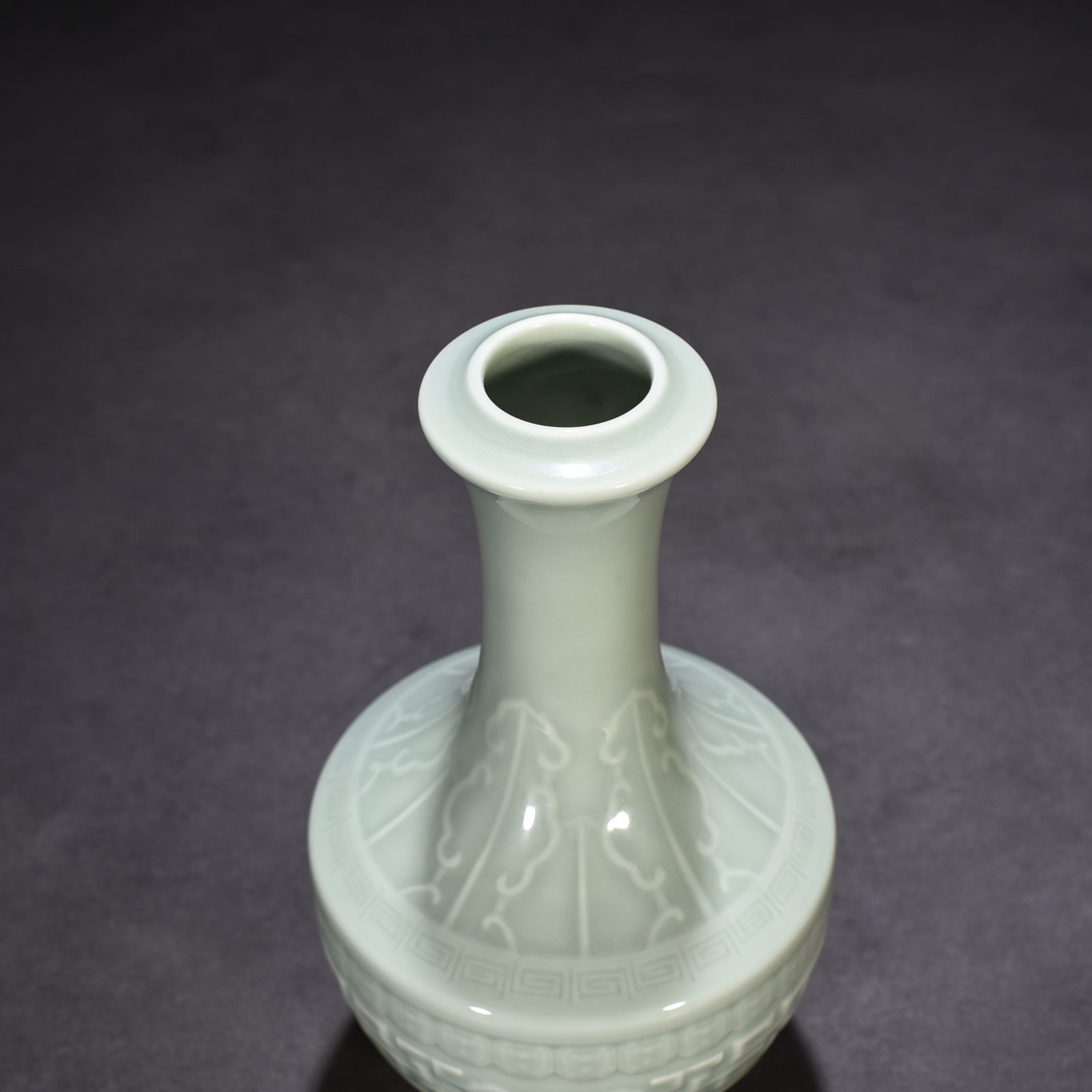 Qing Dynasty Qianlong pink celadon glaze vase