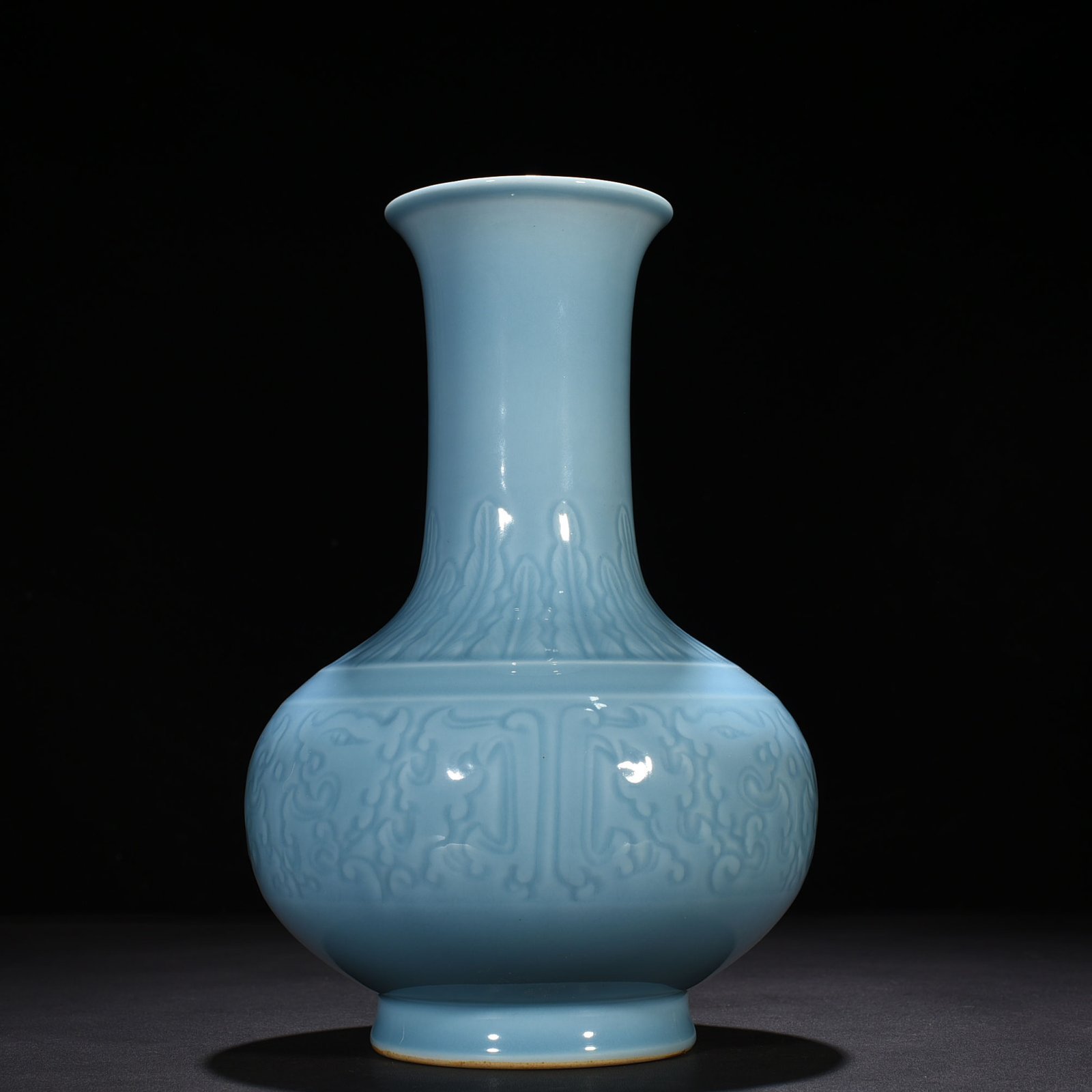 Qing Dynasty Qianlong pink celadon glaze vase