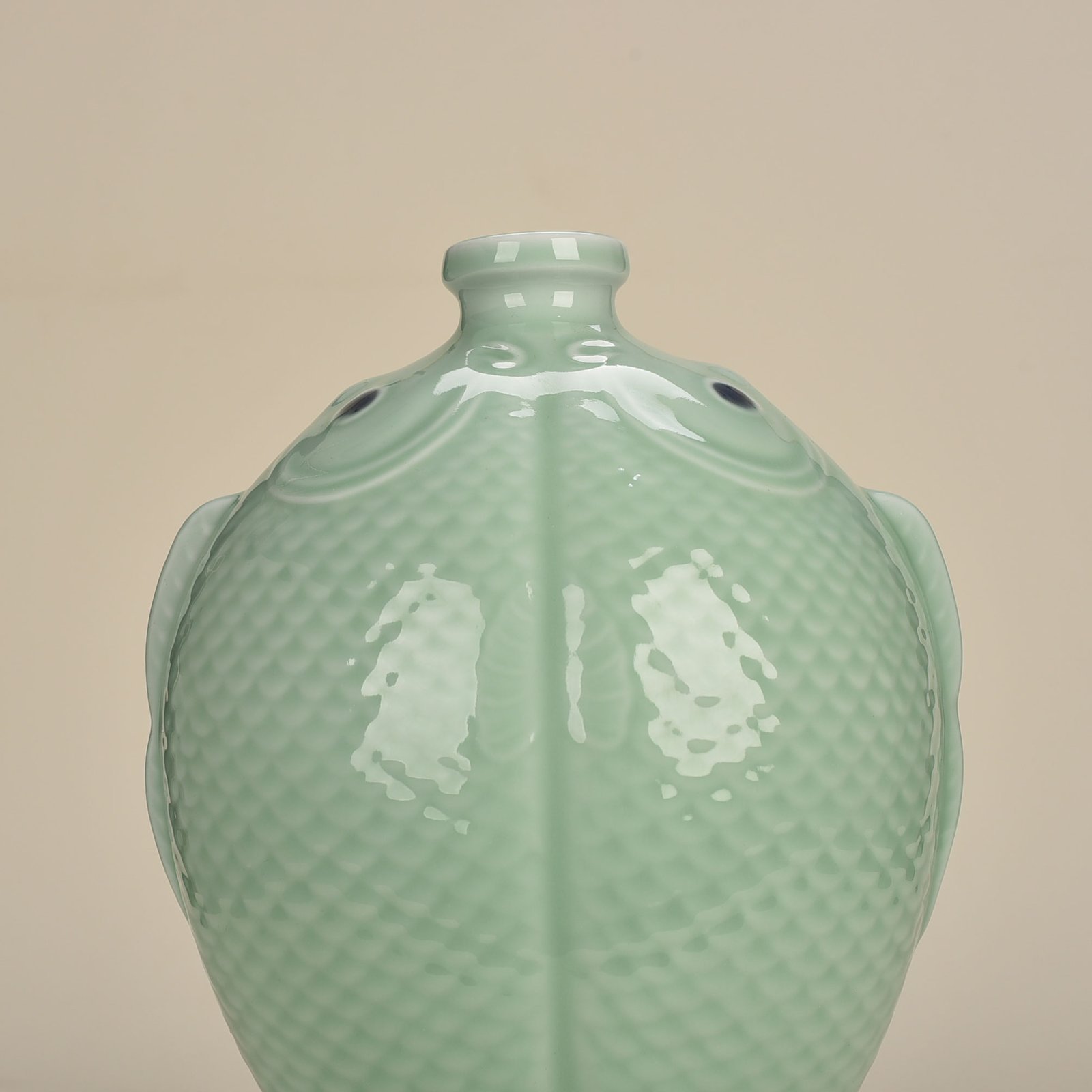 Qing Dynasty Qianlong pink celadon glaze Pisces bottle