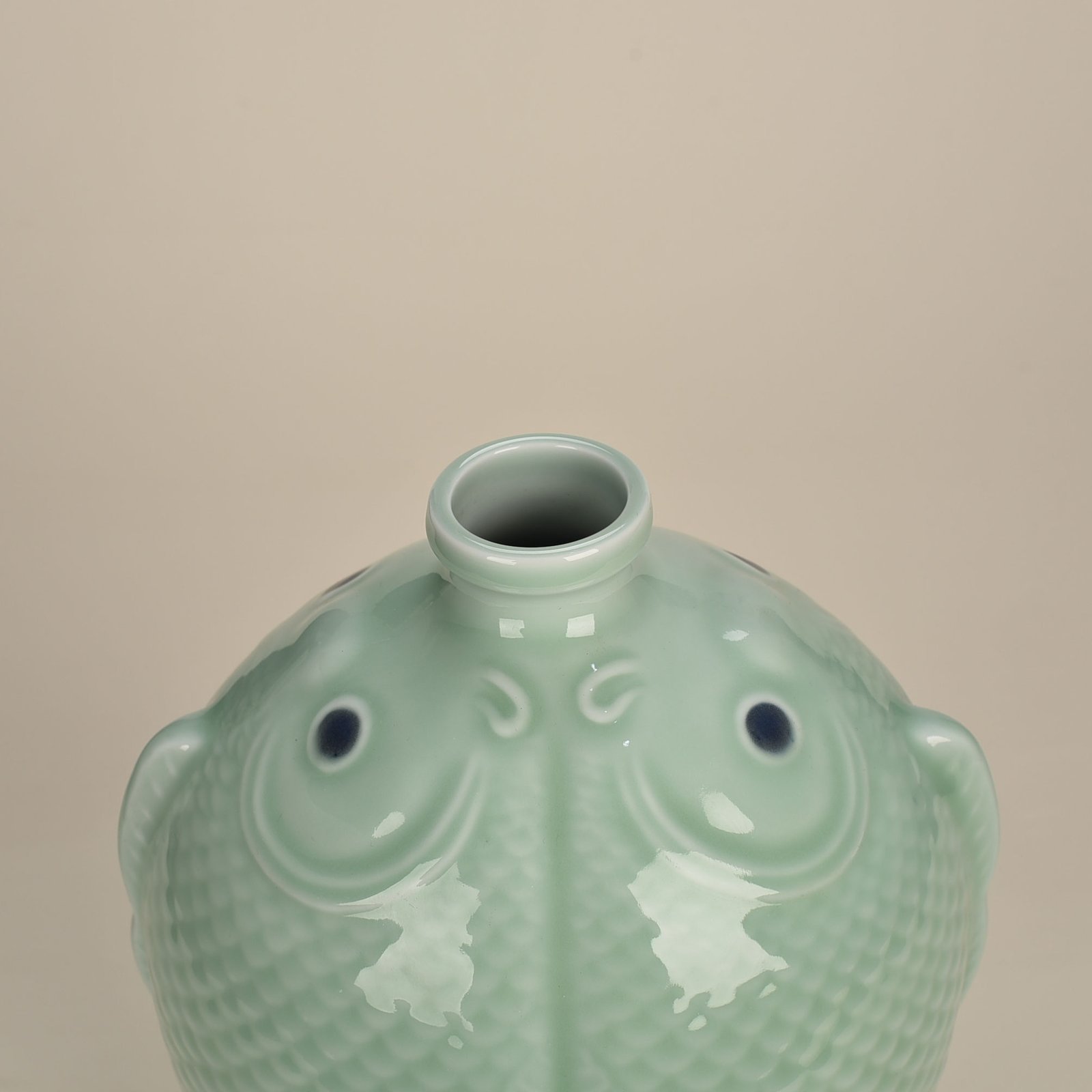 Qing Dynasty Qianlong pink celadon glaze Pisces bottle