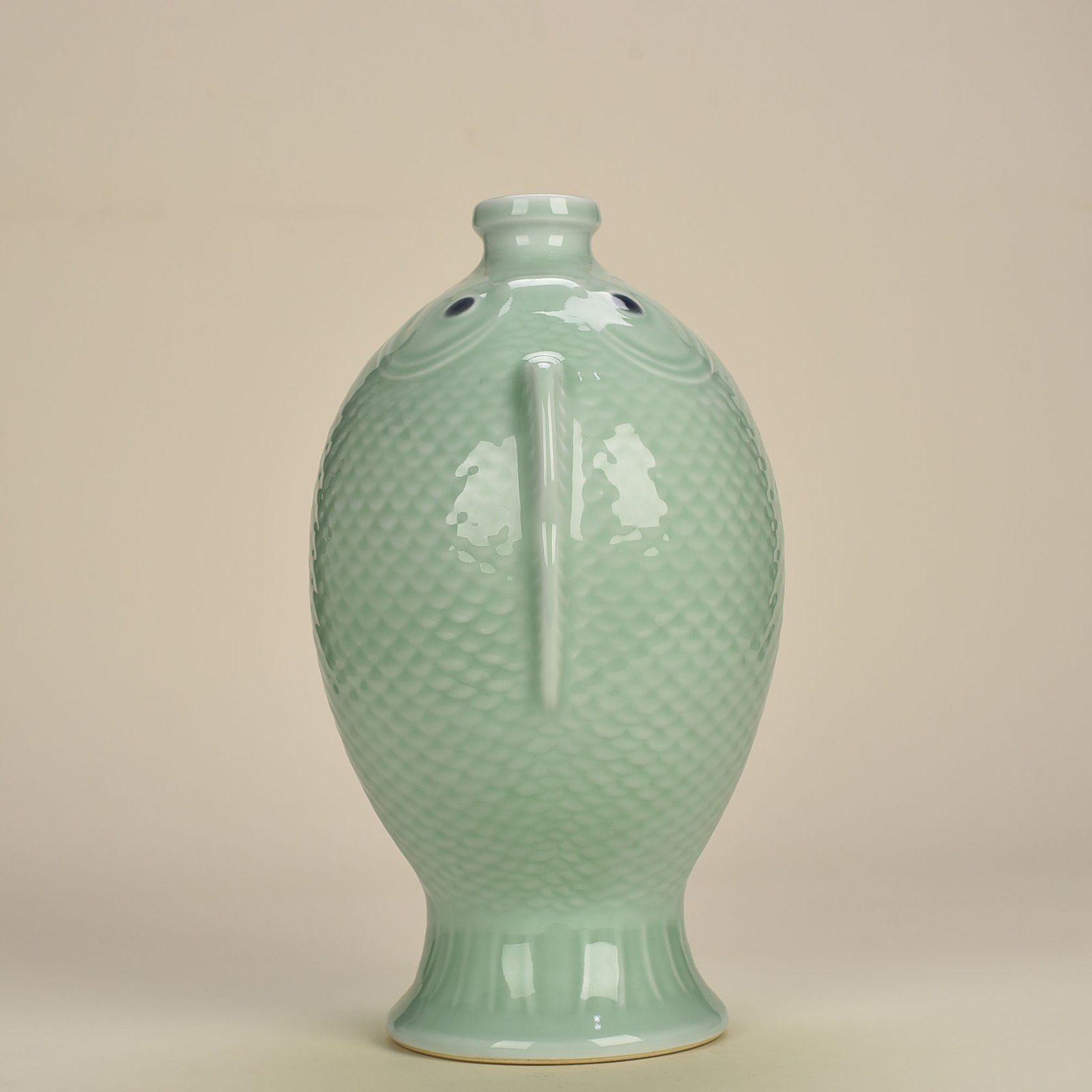 Qing Dynasty Qianlong pink celadon glaze Pisces bottle
