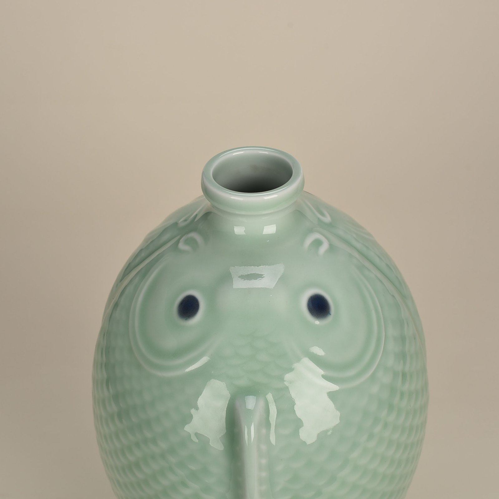 Qing Dynasty Qianlong pink celadon glaze Pisces bottle