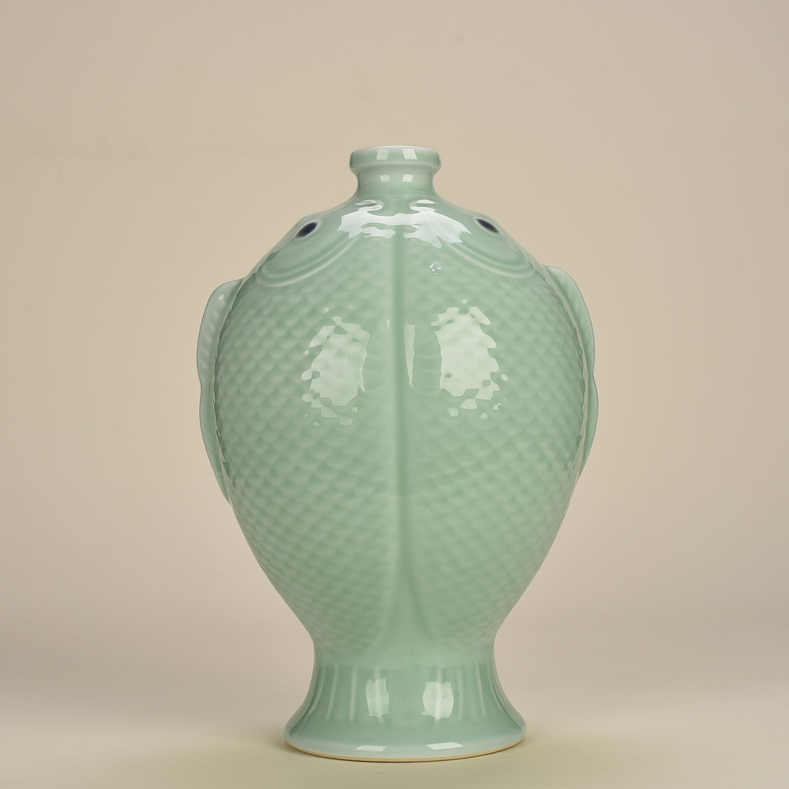 Qing Dynasty Qianlong pink celadon glaze Pisces bottle