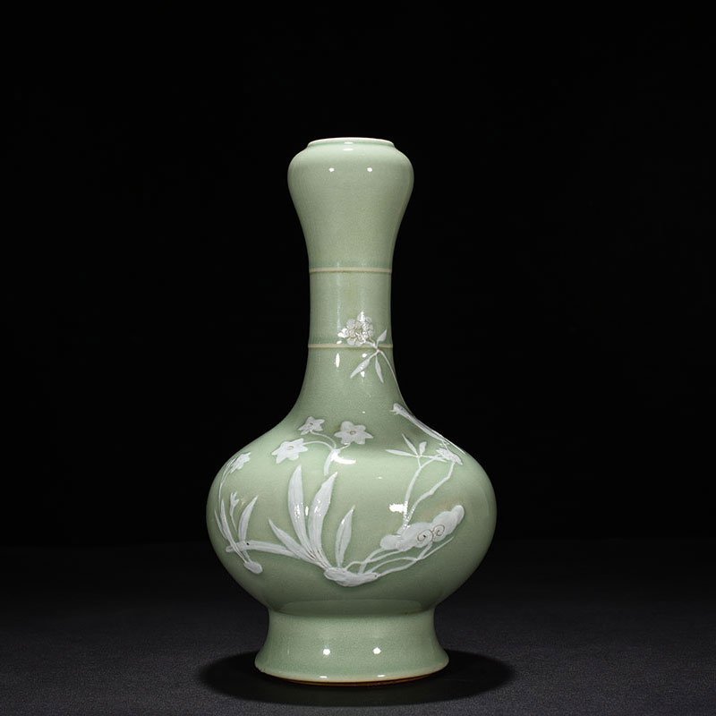 Qing Dynasty Qianlong pink celadon glaze garlic vase with carved flower