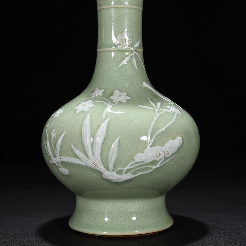 Qing Dynasty Qianlong pink celadon glaze garlic vase with carved flower