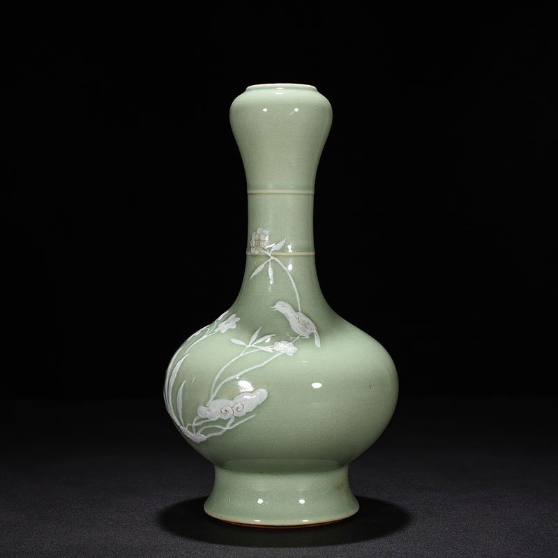 Qing Dynasty Qianlong pink celadon glaze garlic vase with carved flower