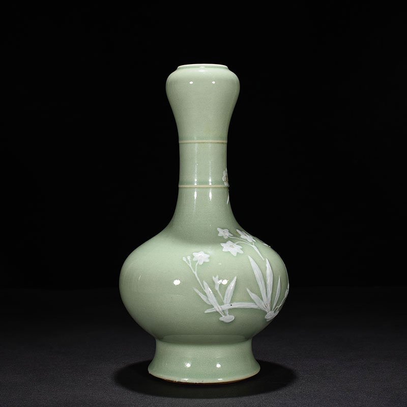Qing Dynasty Qianlong pink celadon glaze garlic vase with carved flower