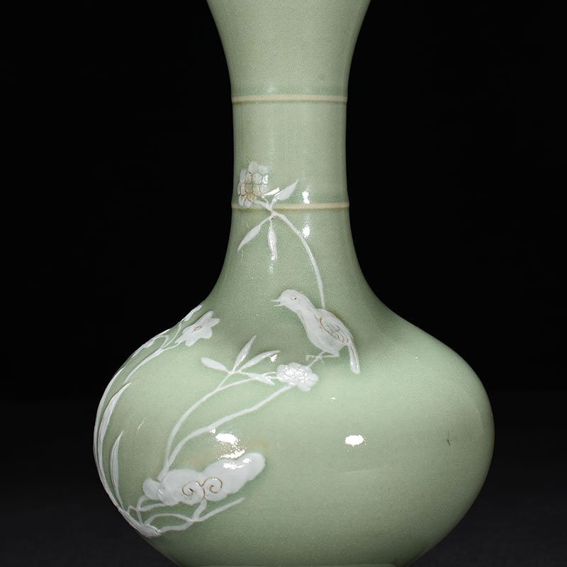 Qing Dynasty Qianlong pink celadon glaze garlic vase with carved flower