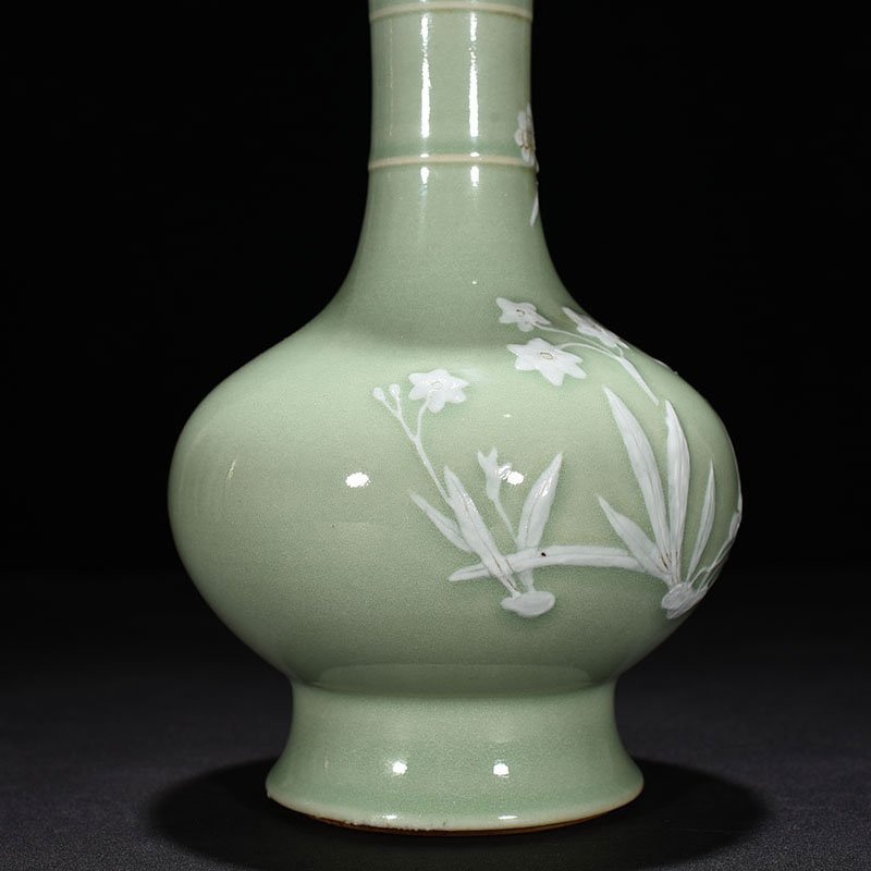 Qing Dynasty Qianlong pink celadon glaze garlic vase with carved flower