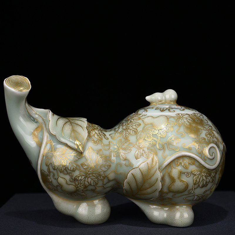 Qing Dynasty Qianlong pink celadon glaze with gold descendants and generations of gourd smokers