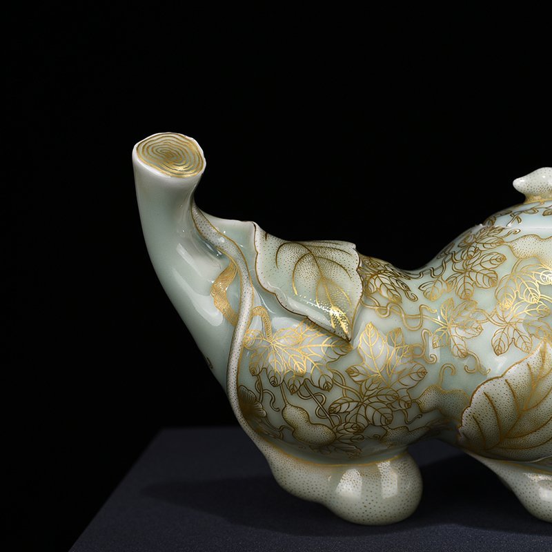 Qing Dynasty Qianlong pink celadon glaze with gold descendants and generations of gourd smokers