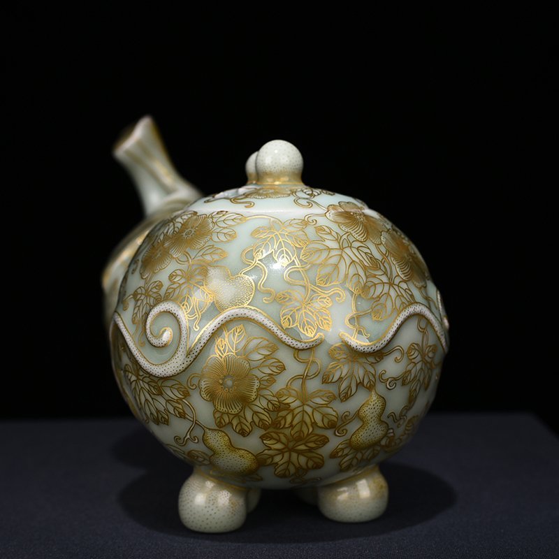 Qing Dynasty Qianlong pink celadon glaze with gold descendants and generations of gourd smokers