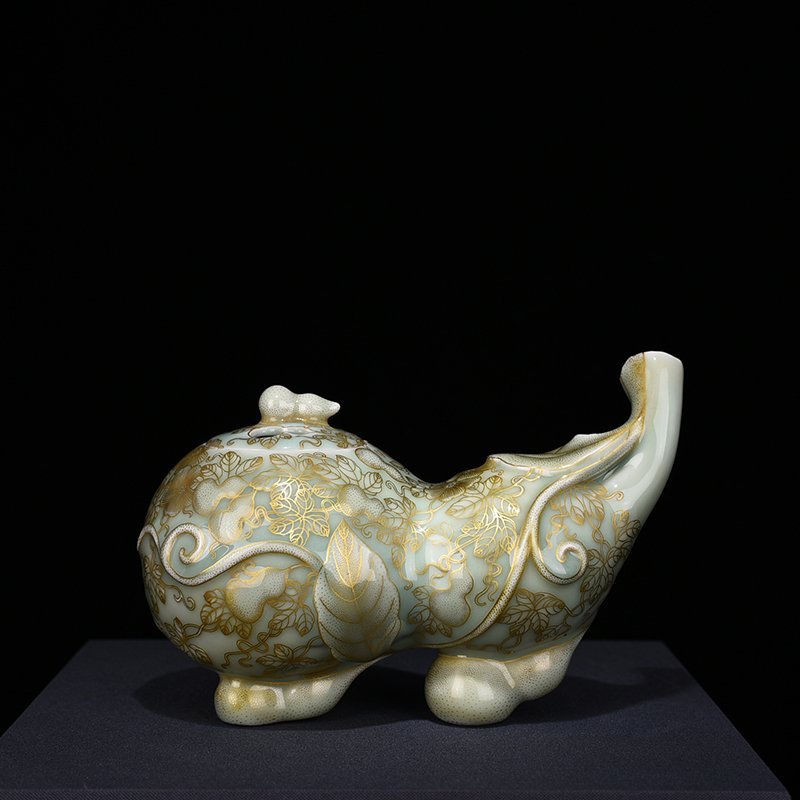 Qing Dynasty Qianlong pink celadon glaze with gold descendants and generations of gourd smokers