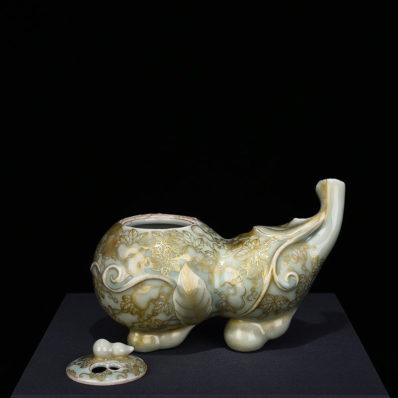 Qing Dynasty Qianlong pink celadon glaze with gold descendants and generations of gourd smokers